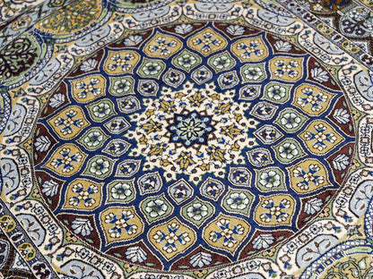 Sehr feiner, handgeknüpfter Khademi Orientteppich mit Ghom Design aus reiner Seide, braun, multicolor. 92x62 cm. Vertrieb durch Jupiter Intl.