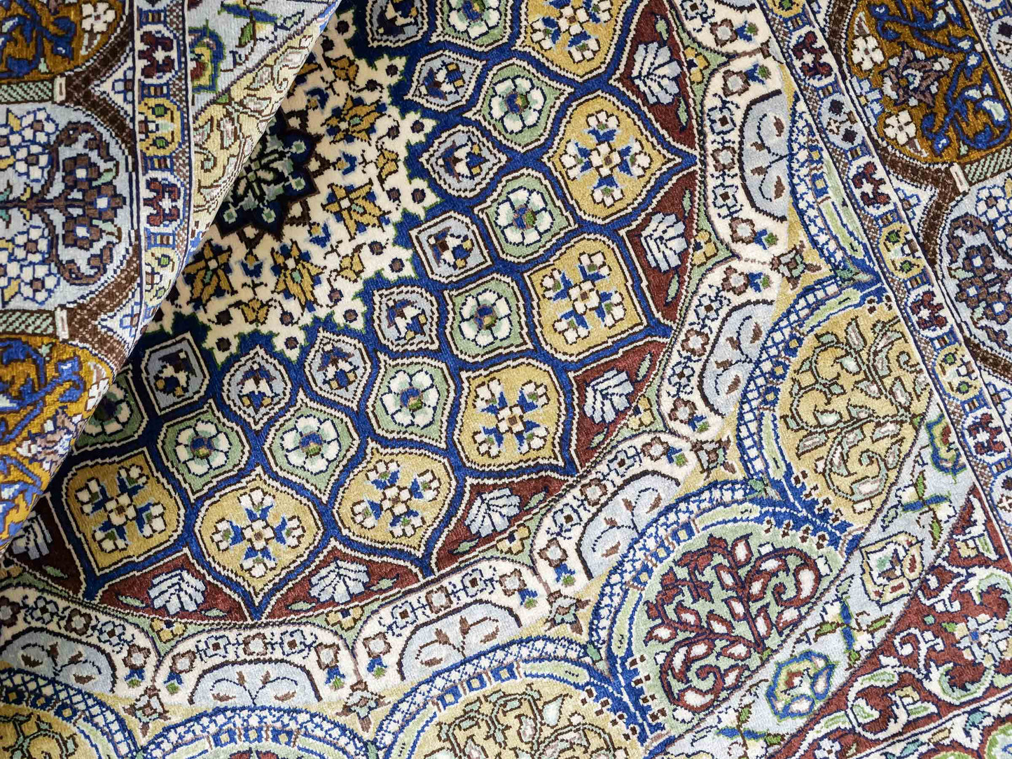 Sehr feiner, handgeknüpfter Khademi Orientteppich mit Ghom Design aus reiner Seide, braun, multicolor. 92x62 cm. Vertrieb durch Jupiter Intl.