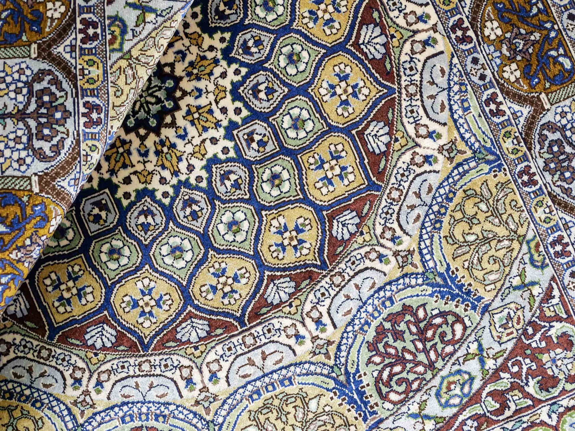 Sehr feiner, handgeknüpfter Khademi Orientteppich mit Ghom Design aus reiner Seide, braun, multicolor. 92x62 cm. Vertrieb durch Jupiter Intl.