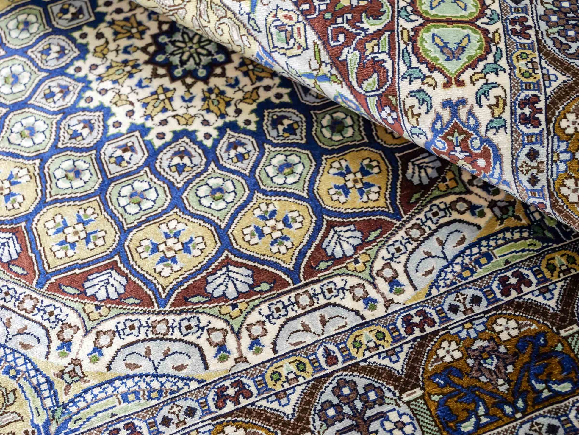 Sehr feiner, handgeknüpfter Khademi Orientteppich mit Ghom Design aus reiner Seide, braun, multicolor. 92x62 cm. Vertrieb durch Jupiter Intl.