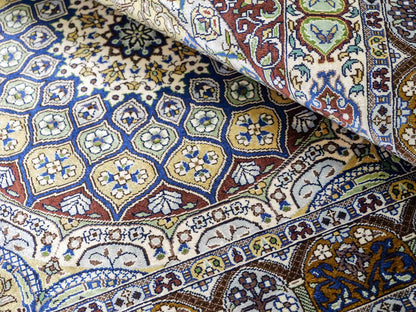 Sehr feiner, handgeknüpfter Khademi Orientteppich mit Ghom Design aus reiner Seide, braun, multicolor. 92x62 cm. Vertrieb durch Jupiter Intl.