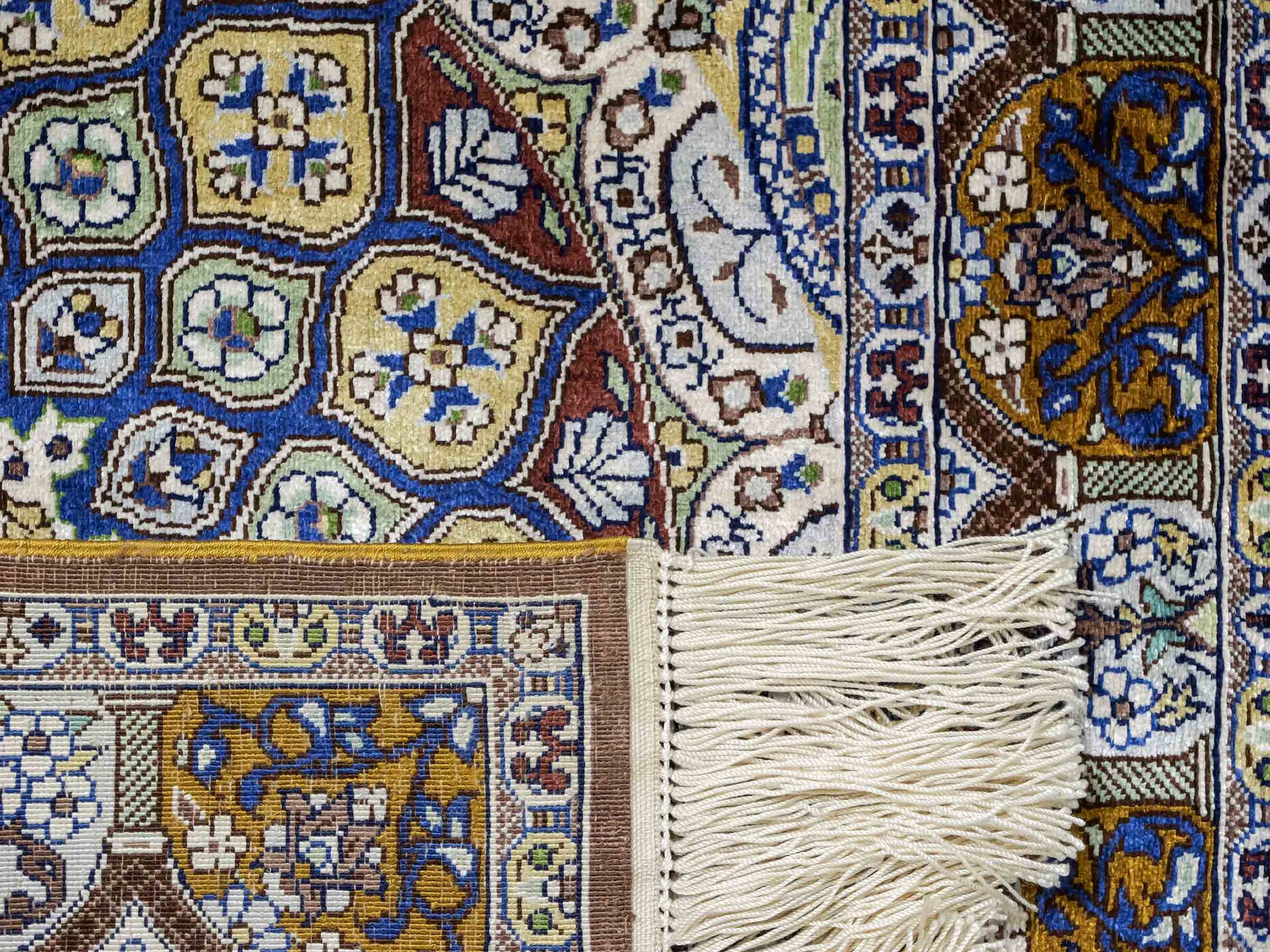 Sehr feiner, handgeknüpfter Khademi Orientteppich mit Ghom Design aus reiner Seide, braun, multicolor. 92x62 cm. Vertrieb durch Jupiter Intl.