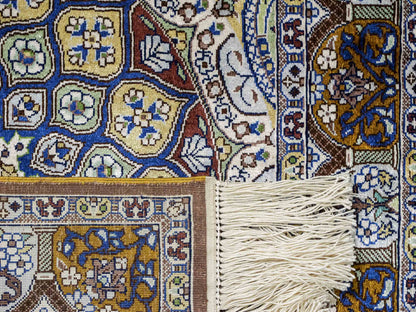 Sehr feiner, handgeknüpfter Khademi Orientteppich mit Ghom Design aus reiner Seide, braun, multicolor. 92x62 cm. Vertrieb durch Jupiter Intl.