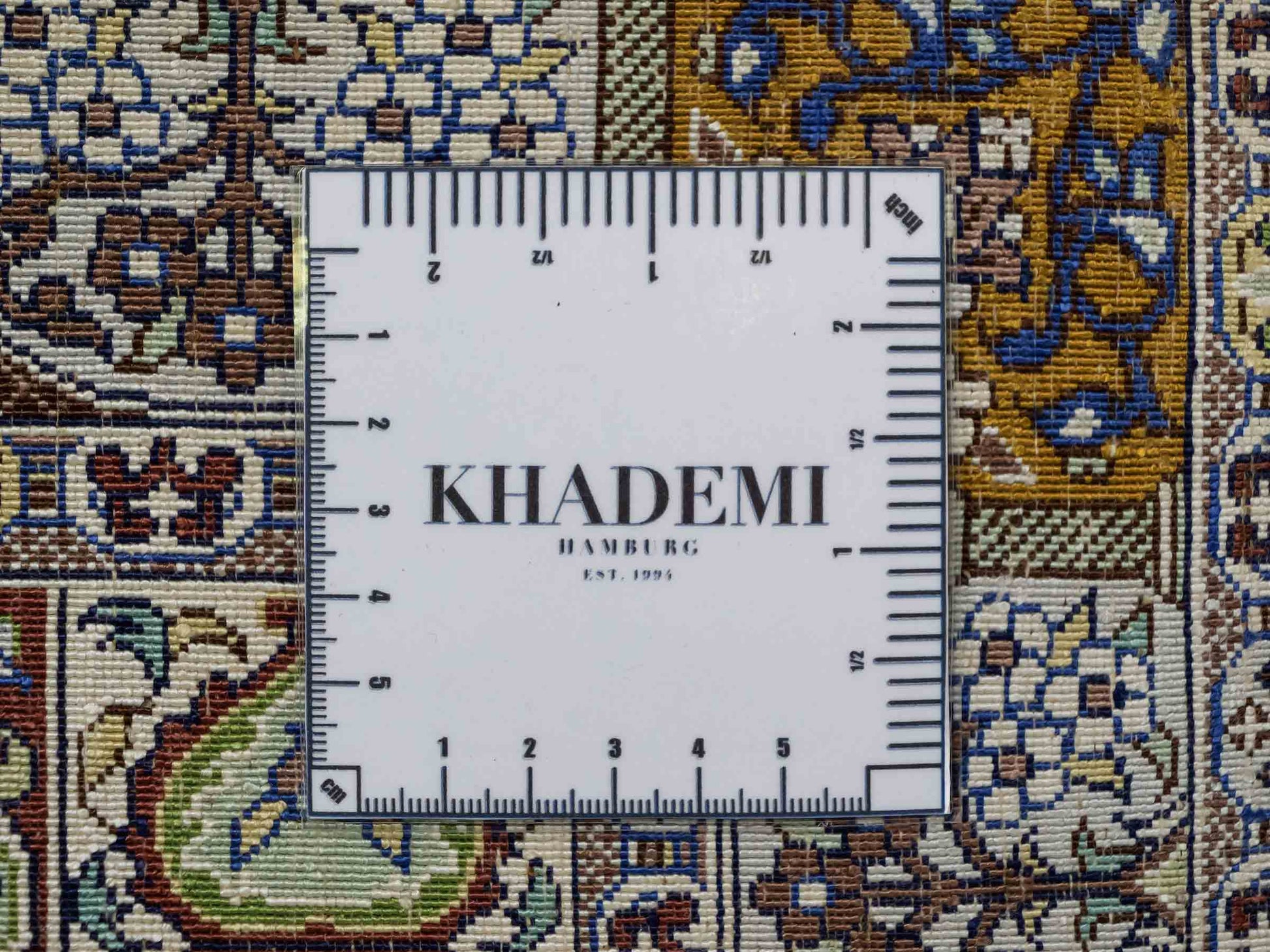 Sehr feiner, handgeknüpfter Khademi Orientteppich mit Ghom Design aus reiner Seide, braun, multicolor. 92x62 cm. Vertrieb durch Jupiter Intl.