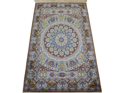 Sehr feiner, handgeknüpfter Khademi Orientteppich mit Ghom Design aus reiner Seide, braun, multicolor. 92x62 cm. Vertrieb durch Jupiter Intl.