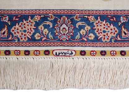 Sehr feiner, handgeknüpfter Khademi Orientteppich mit Ghom Design aus reiner Seide, creme, weiß, blau. 92x63 cm. Vertrieb durch Jupiter Intl.