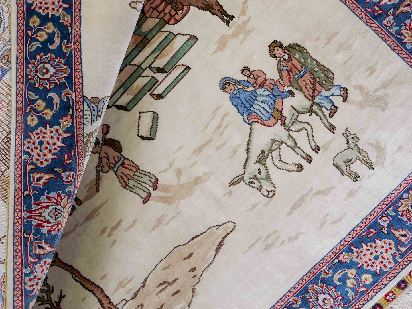 Sehr feiner, handgeknüpfter Khademi Orientteppich mit Ghom Design aus reiner Seide, creme, weiß, blau. 92x63 cm. Vertrieb durch Jupiter Intl.