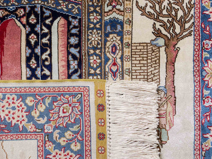 Sehr feiner, handgeknüpfter Khademi Orientteppich mit Ghom Design aus reiner Seide, creme, weiß, blau. 92x63 cm. Vertrieb durch Jupiter Intl.