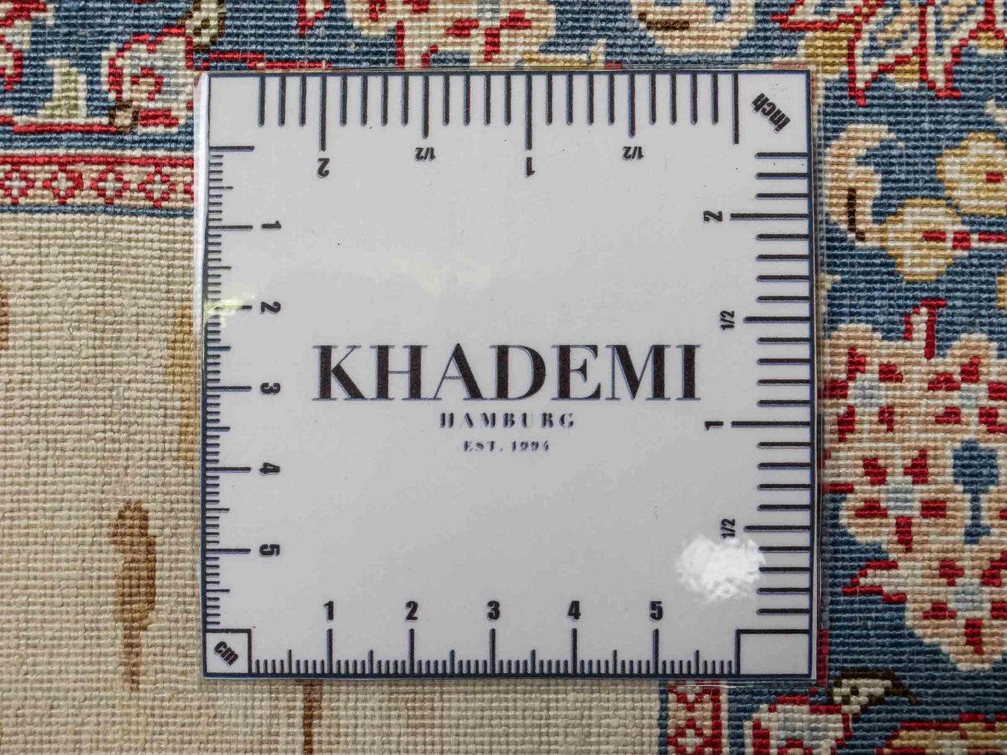 Sehr feiner, handgeknüpfter Khademi Orientteppich mit Ghom Design aus reiner Seide, creme, weiß, blau. 92x63 cm. Vertrieb durch Jupiter Intl.