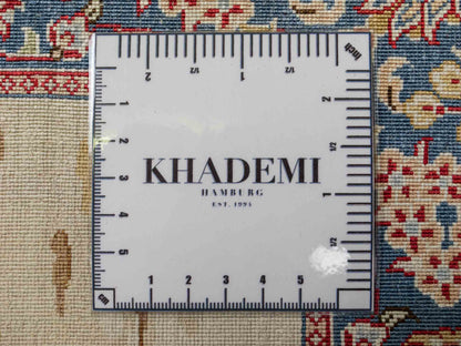 Sehr feiner, handgeknüpfter Khademi Orientteppich mit Ghom Design aus reiner Seide, creme, weiß, blau. 92x63 cm. Vertrieb durch Jupiter Intl.