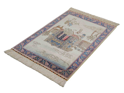 Sehr feiner, handgeknüpfter Khademi Orientteppich mit Ghom Design aus reiner Seide, creme, weiß, blau. 92x63 cm. Vertrieb durch Jupiter Intl.