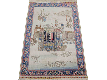 Sehr feiner, handgeknüpfter Khademi Orientteppich mit Ghom Design aus reiner Seide, creme, weiß, blau. 92x63 cm. Vertrieb durch Jupiter Intl.