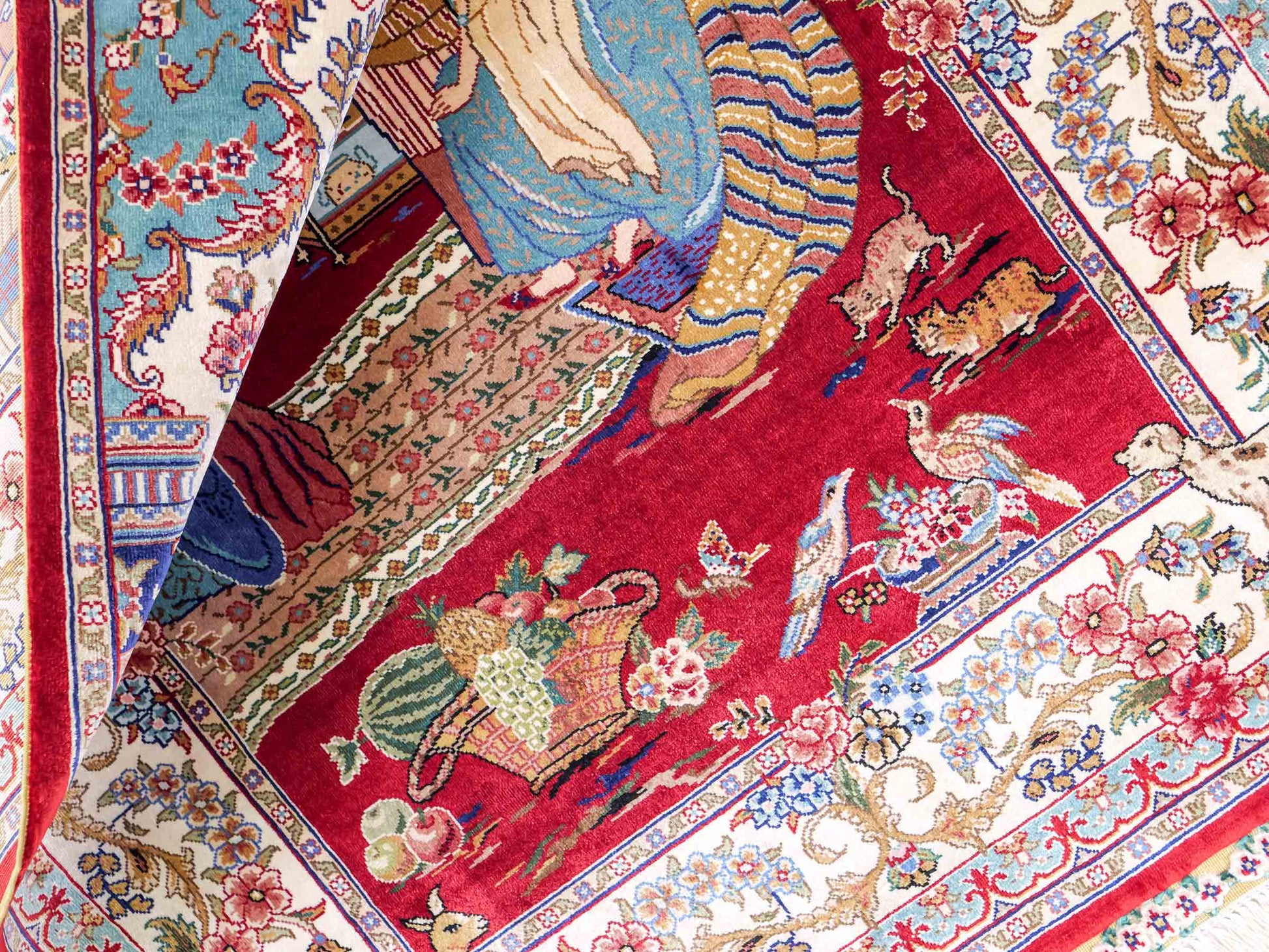 Sehr feiner, handgeknüpfter Khademi Orientteppich mit Ghom Design aus reiner Seide, rot, blau, creme. 92x63 cm. Vertrieb durch Jupiter Intl.