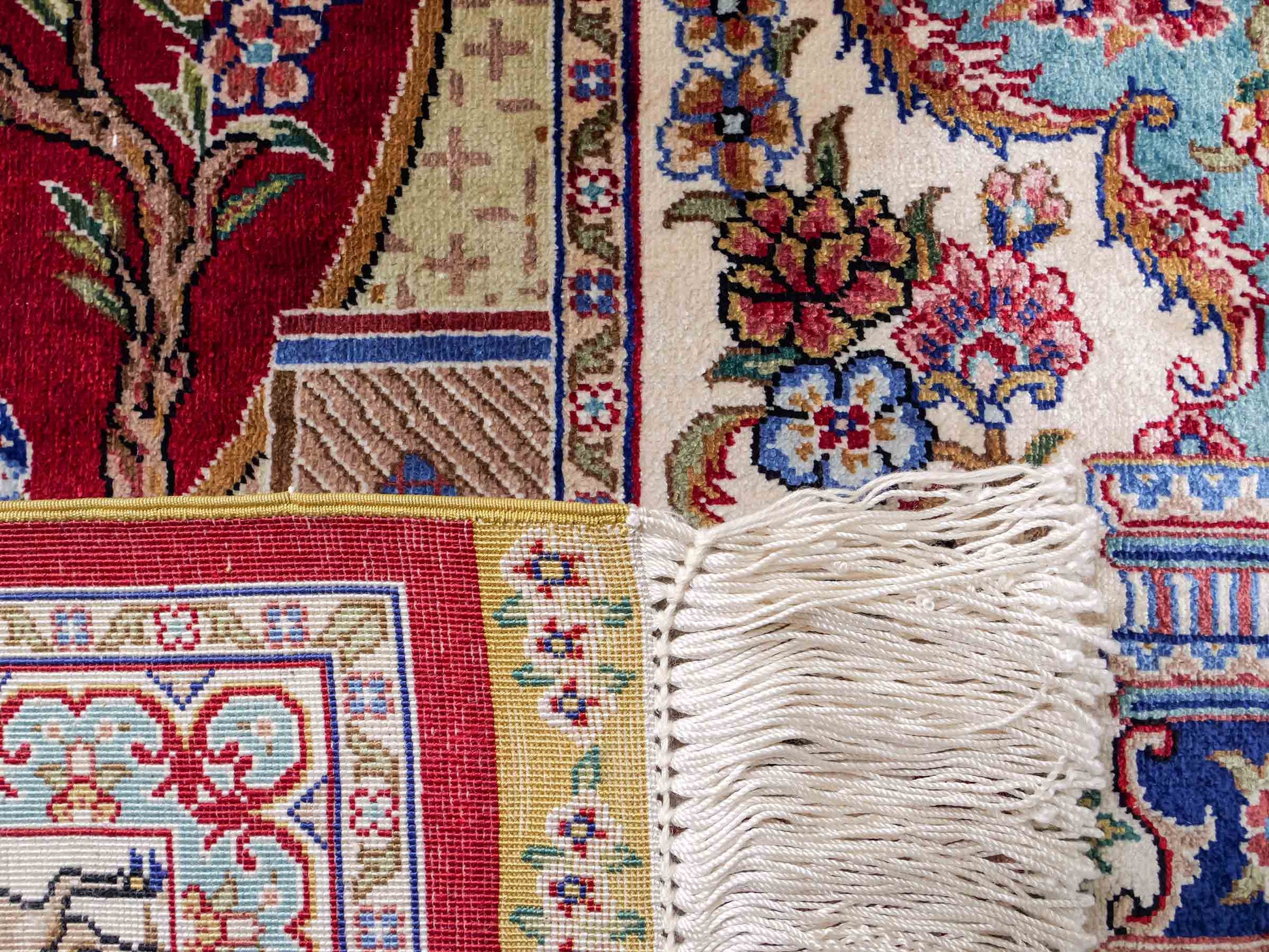Sehr feiner, handgeknüpfter Khademi Orientteppich mit Ghom Design aus reiner Seide, rot, blau, creme. 92x63 cm. Vertrieb durch Jupiter Intl.