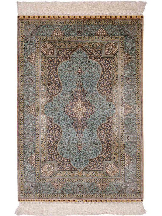 Extrem feiner, handgeknüpfter Khademi Orientteppich mit Ghom Design aus purer Seide, blau, multicolor. 92x63 cm. Vertrieb durch Jupiter Intl.