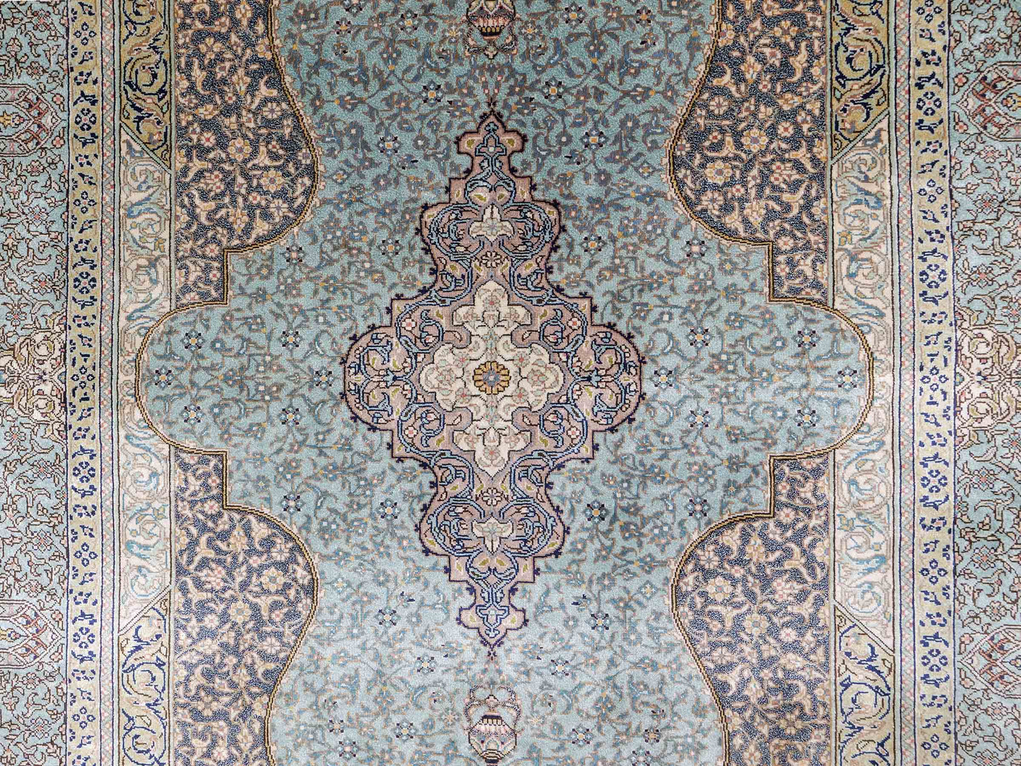 Extrem feiner, handgeknüpfter Khademi Orientteppich mit Ghom Design aus purer Seide, blau, multicolor. 92x63 cm. Vertrieb durch Jupiter Intl.