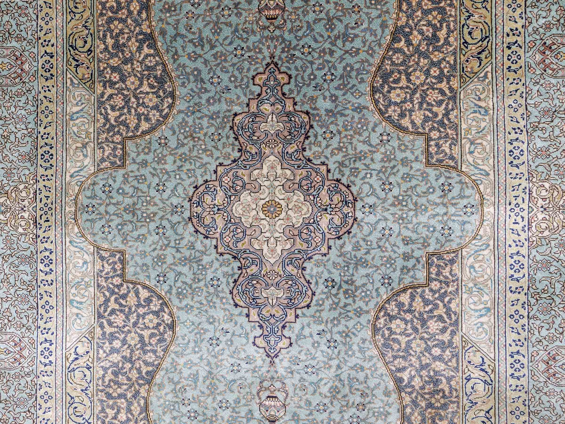 Extrem feiner, handgeknüpfter Khademi Orientteppich mit Ghom Design aus purer Seide, blau, multicolor. 92x63 cm. Vertrieb durch Jupiter Intl.