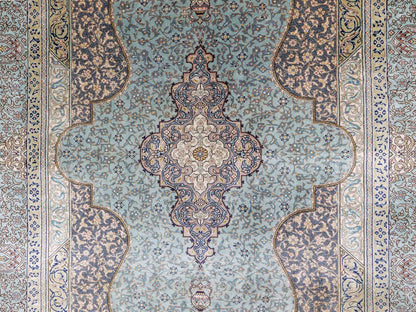 Extrem feiner, handgeknüpfter Khademi Orientteppich mit Ghom Design aus purer Seide, blau, multicolor. 92x63 cm. Vertrieb durch Jupiter Intl.