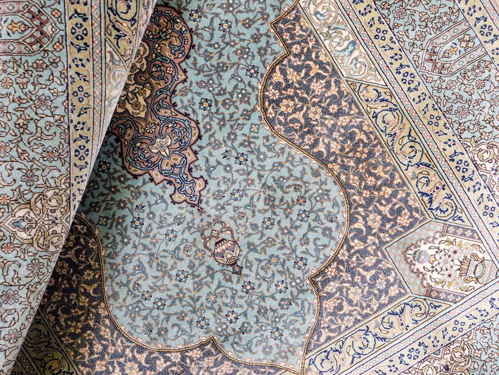 Extrem feiner, handgeknüpfter Khademi Orientteppich mit Ghom Design aus purer Seide, blau, multicolor. 92x63 cm. Vertrieb durch Jupiter Intl.