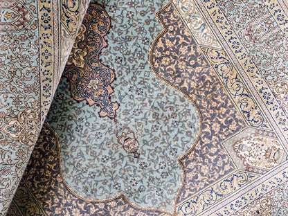 Extrem feiner, handgeknüpfter Khademi Orientteppich mit Ghom Design aus purer Seide, blau, multicolor. 92x63 cm. Vertrieb durch Jupiter Intl.