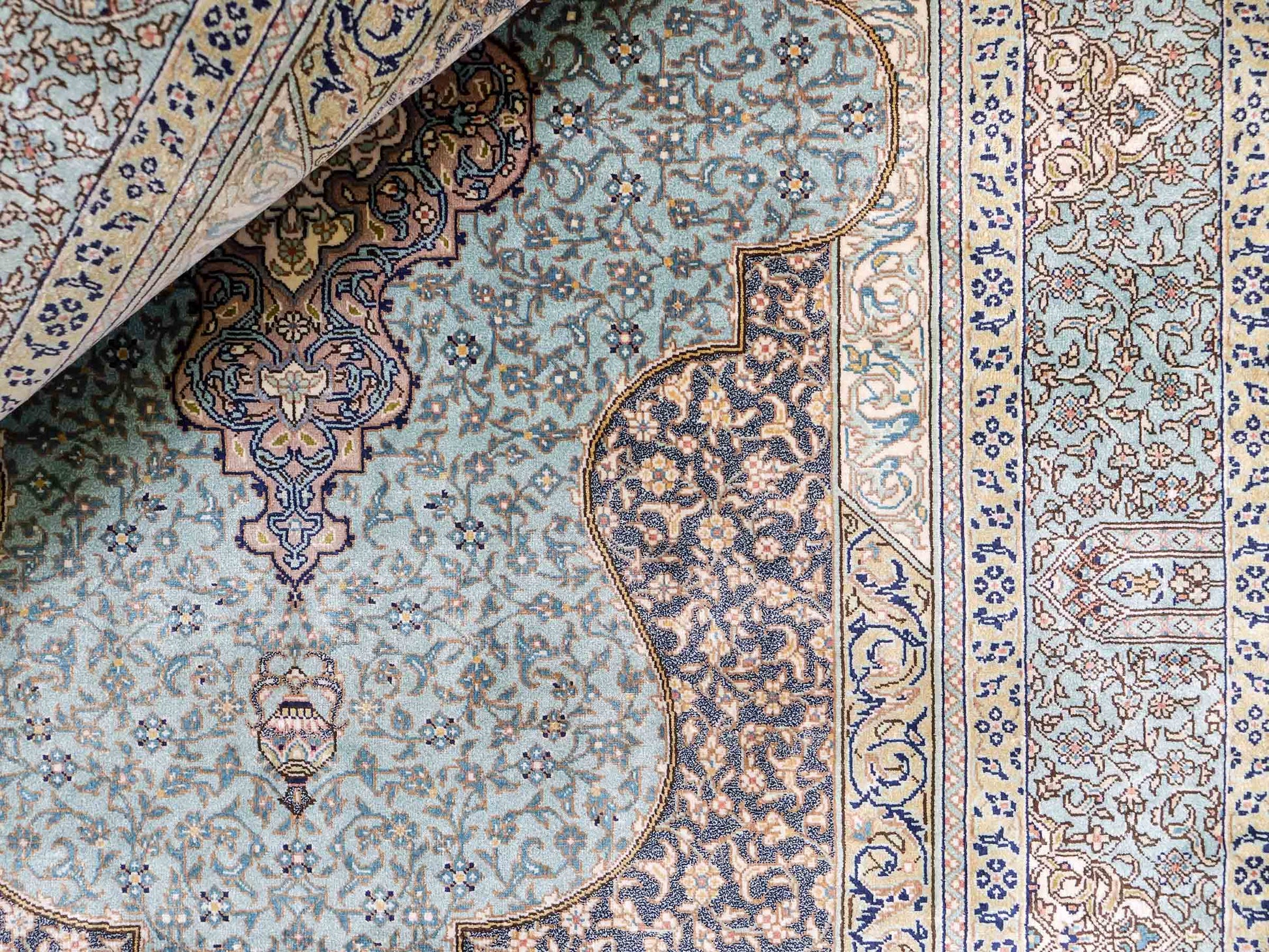 Extrem feiner, handgeknüpfter Khademi Orientteppich mit Ghom Design aus purer Seide, blau, multicolor. 92x63 cm. Vertrieb durch Jupiter Intl.