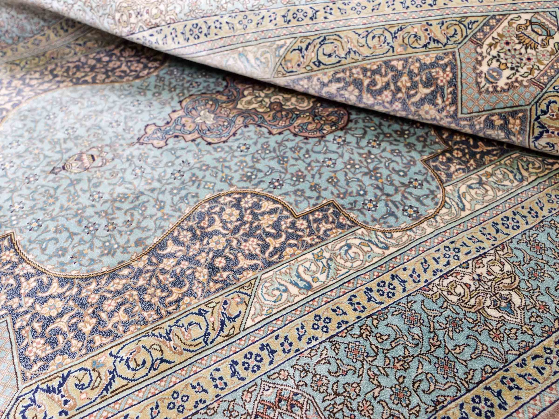 Extrem feiner, handgeknüpfter Khademi Orientteppich mit Ghom Design aus purer Seide, blau, multicolor. 92x63 cm. Vertrieb durch Jupiter Intl.