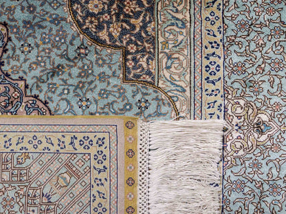 Extrem feiner, handgeknüpfter Khademi Orientteppich mit Ghom Design aus purer Seide, blau, multicolor. 92x63 cm. Vertrieb durch Jupiter Intl.