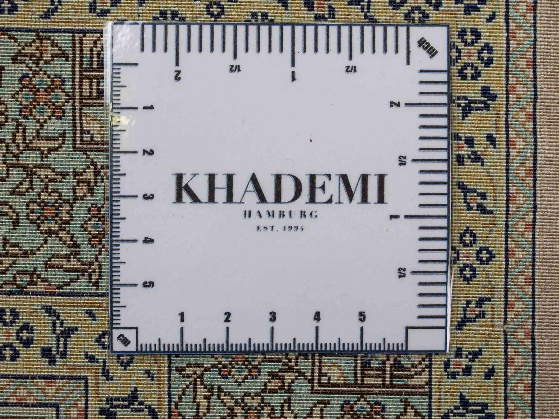 Extrem feiner, handgeknüpfter Khademi Orientteppich mit Ghom Design aus purer Seide, blau, multicolor. 92x63 cm. Vertrieb durch Jupiter Intl.