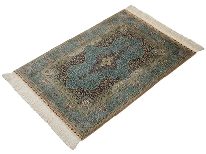 Extrem feiner, handgeknüpfter Khademi Orientteppich mit Ghom Design aus purer Seide, blau, multicolor. 92x63 cm. Vertrieb durch Jupiter Intl.