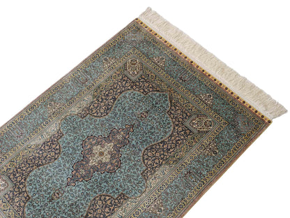 Extrem feiner, handgeknüpfter Khademi Orientteppich mit Ghom Design aus purer Seide, blau, multicolor. 92x63 cm. Vertrieb durch Jupiter Intl.