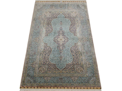Extrem feiner, handgeknüpfter Khademi Orientteppich mit Ghom Design aus purer Seide, blau, multicolor. 92x63 cm. Vertrieb durch Jupiter Intl.