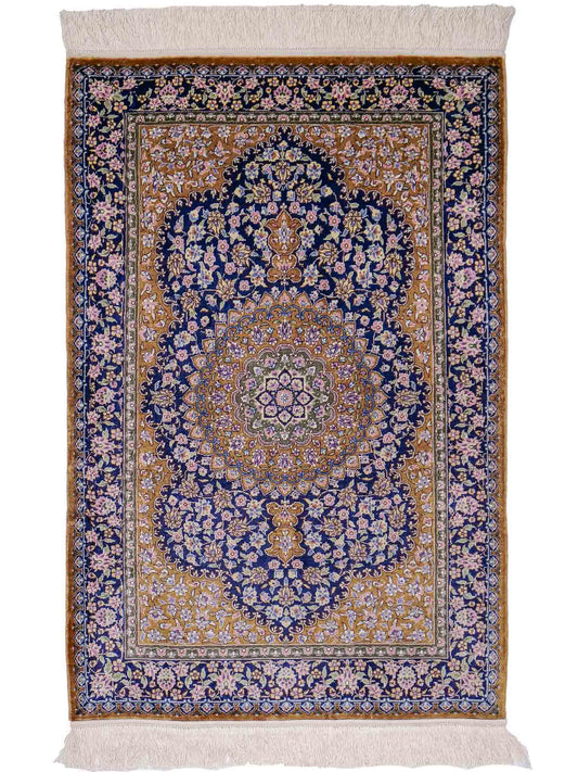 Sehr feiner, handgeknüpfter Khademi Orientteppich mit Ghom Design aus reiner Seide, oliv, braun, blau. 93x62 cm. Vertrieb durch Jupiter Intl.