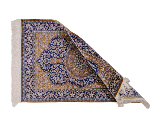 Sehr feiner, handgeknüpfter Khademi Orientteppich mit Ghom Design aus reiner Seide, oliv, braun, blau. 93x62 cm. Vertrieb durch Jupiter Intl.