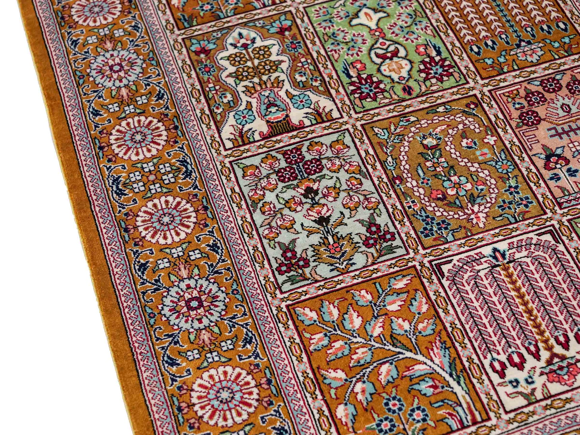 Sehr feiner, handgeknüpfter Khademi Orientteppich mit Ghom Design aus reiner Seide, braun, oliv. 93x63 cm. Vertrieb durch Jupiter Intl.