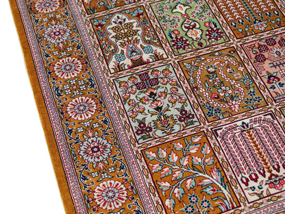 Sehr feiner, handgeknüpfter Khademi Orientteppich mit Ghom Design aus reiner Seide, braun, oliv. 93x63 cm. Vertrieb durch Jupiter Intl.