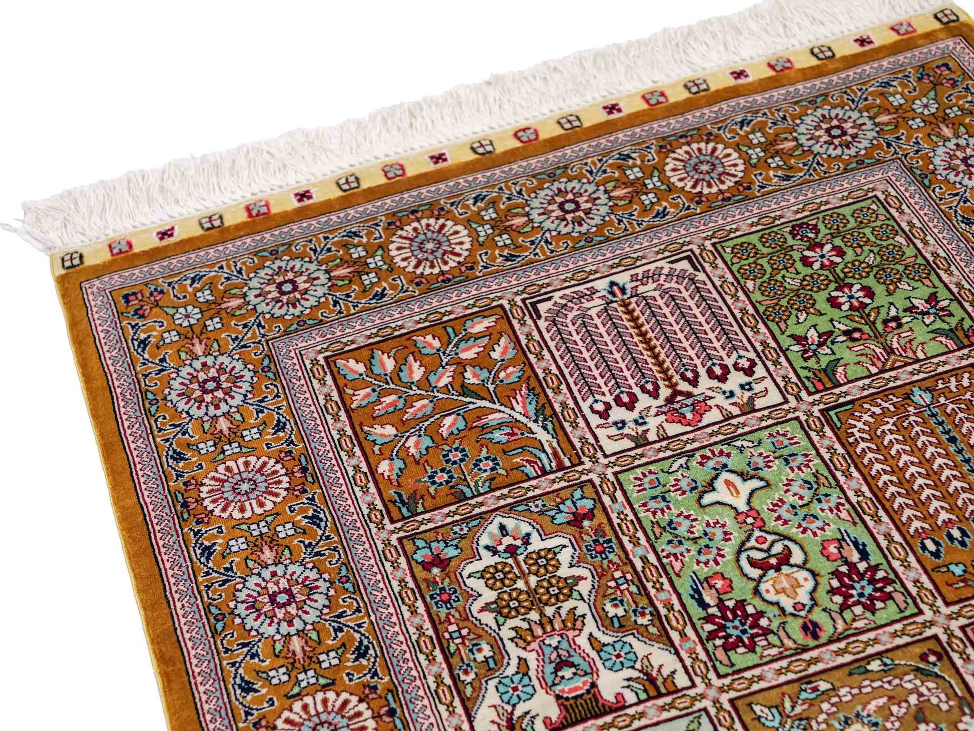 Sehr feiner, handgeknüpfter Khademi Orientteppich mit Ghom Design aus reiner Seide, braun, oliv. 93x63 cm. Vertrieb durch Jupiter Intl.