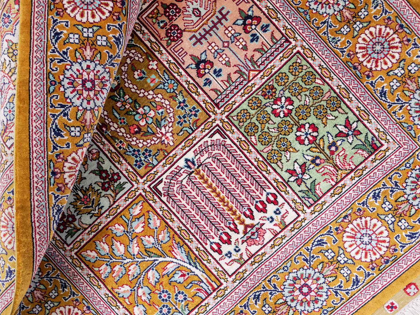 Sehr feiner, handgeknüpfter Khademi Orientteppich mit Ghom Design aus reiner Seide, braun, oliv. 93x63 cm. Vertrieb durch Jupiter Intl.