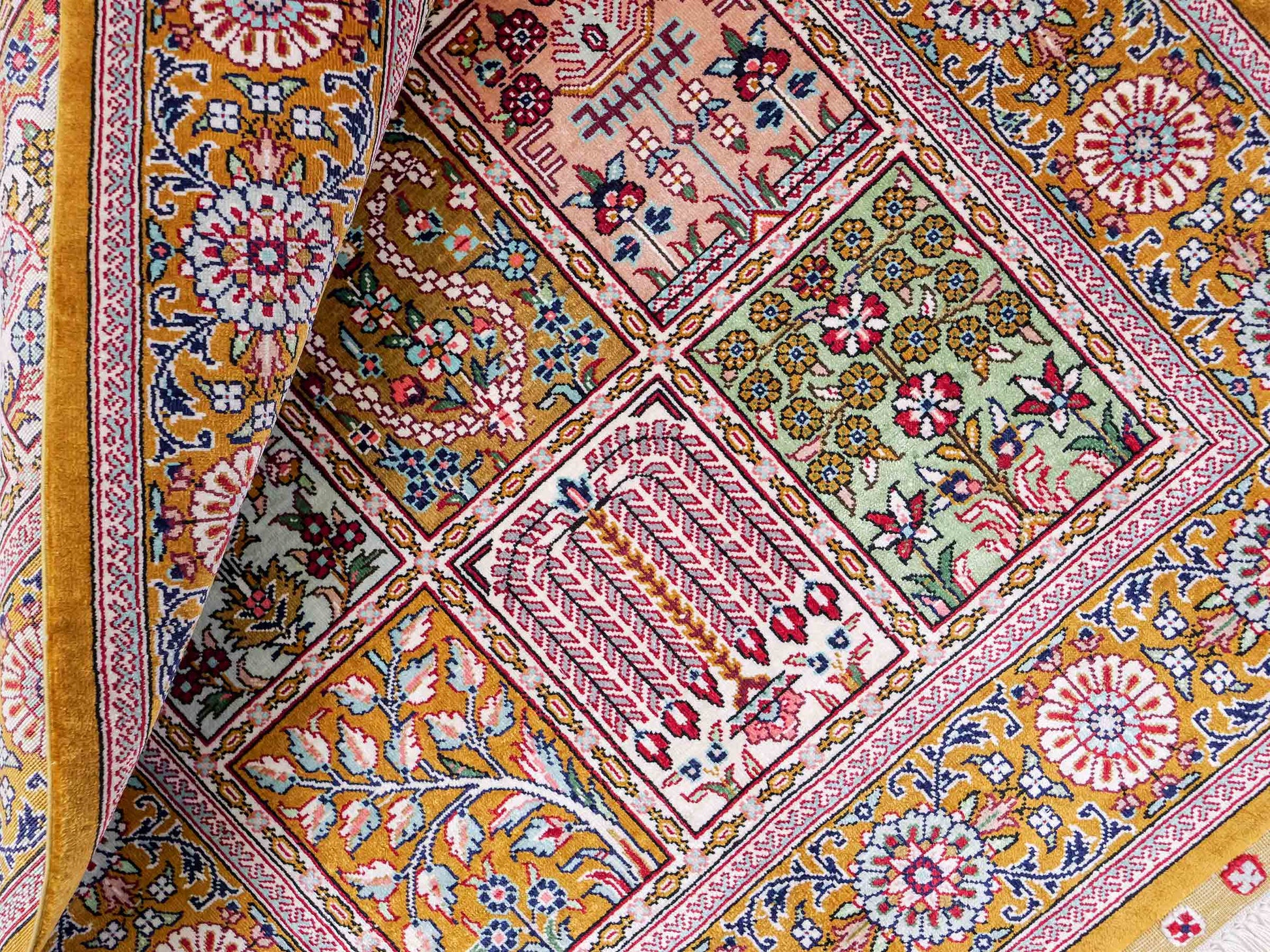 Sehr feiner, handgeknüpfter Khademi Orientteppich mit Ghom Design aus reiner Seide, braun, oliv. 93x63 cm. Vertrieb durch Jupiter Intl.