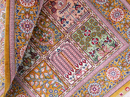 Sehr feiner, handgeknüpfter Khademi Orientteppich mit Ghom Design aus reiner Seide, braun, oliv. 93x63 cm. Vertrieb durch Jupiter Intl.