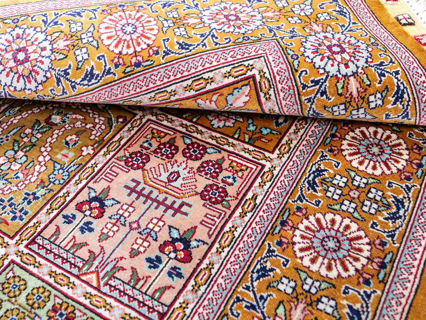 Sehr feiner, handgeknüpfter Khademi Orientteppich mit Ghom Design aus reiner Seide, braun, oliv. 93x63 cm. Vertrieb durch Jupiter Intl.