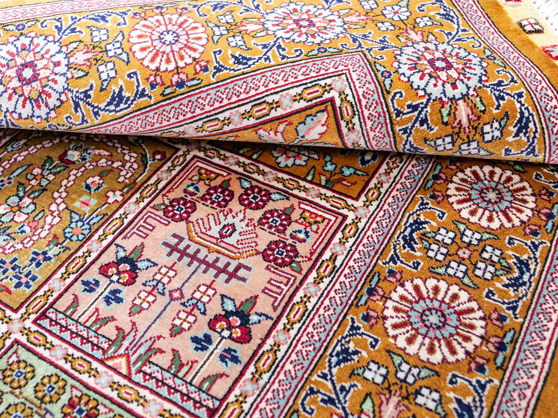 Sehr feiner, handgeknüpfter Khademi Orientteppich mit Ghom Design aus reiner Seide, braun, oliv. 93x63 cm. Vertrieb durch Jupiter Intl.