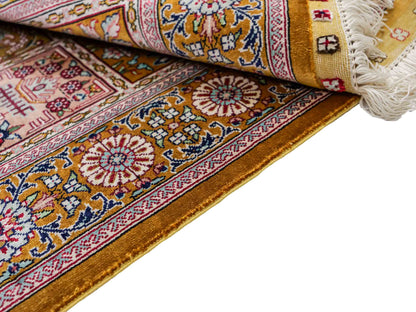 Sehr feiner, handgeknüpfter Khademi Orientteppich mit Ghom Design aus reiner Seide, braun, oliv. 93x63 cm. Vertrieb durch Jupiter Intl.