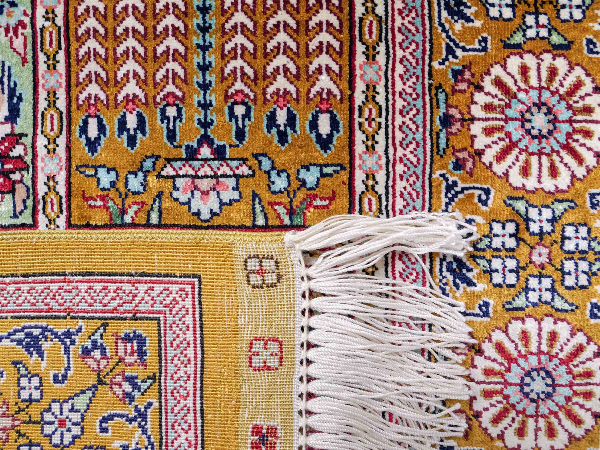 Sehr feiner, handgeknüpfter Khademi Orientteppich mit Ghom Design aus reiner Seide, braun, oliv. 93x63 cm. Vertrieb durch Jupiter Intl.
