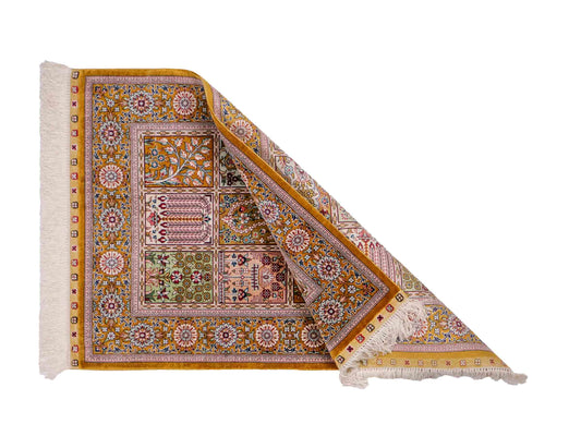 Sehr feiner, handgeknüpfter Khademi Orientteppich mit Ghom Design aus reiner Seide, braun, oliv. 93x63 cm. Vertrieb durch Jupiter Intl.