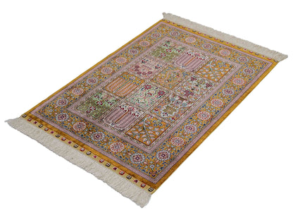 Sehr feiner, handgeknüpfter Khademi Orientteppich mit Ghom Design aus reiner Seide, braun, oliv. 93x63 cm. Vertrieb durch Jupiter Intl.