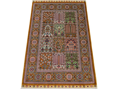 Sehr feiner, handgeknüpfter Khademi Orientteppich mit Ghom Design aus reiner Seide, braun, oliv. 93x63 cm. Vertrieb durch Jupiter Intl.