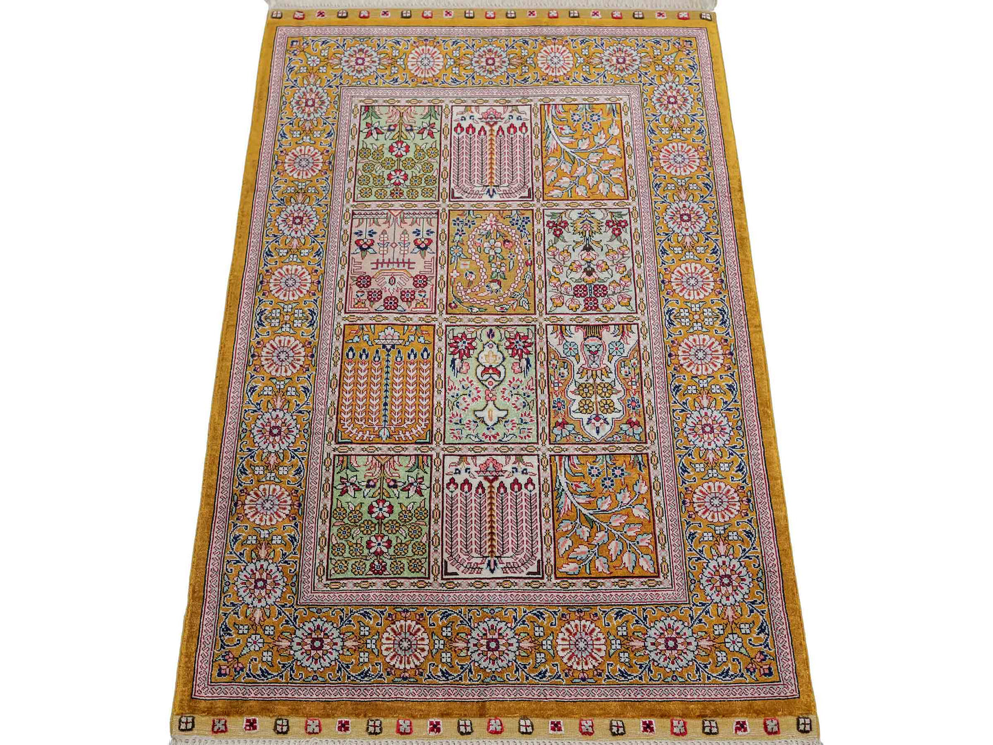 Sehr feiner, handgeknüpfter Khademi Orientteppich mit Ghom Design aus reiner Seide, braun, oliv. 93x63 cm. Vertrieb durch Jupiter Intl.