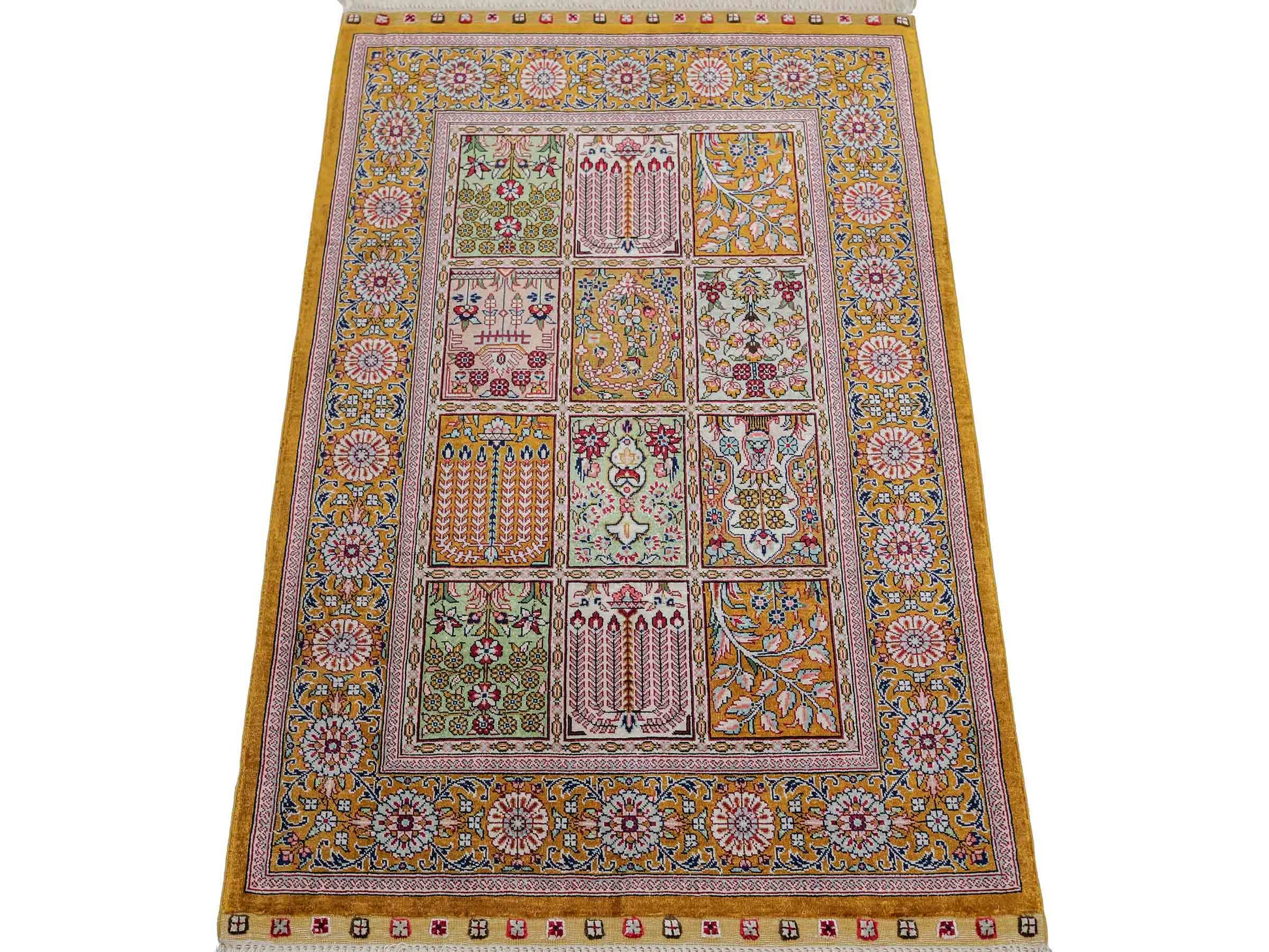 Sehr feiner, handgeknüpfter Khademi Orientteppich mit Ghom Design aus reiner Seide, braun, oliv. 93x63 cm. Vertrieb durch Jupiter Intl.