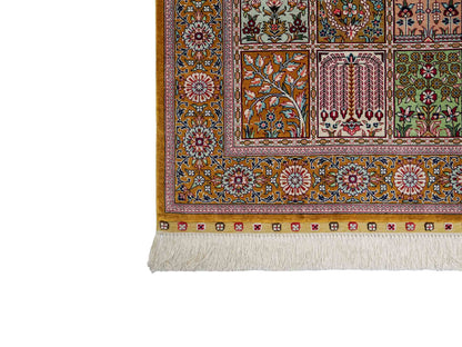 Sehr feiner, handgeknüpfter Khademi Orientteppich mit Ghom Design aus reiner Seide, braun, oliv. 93x63 cm. Vertrieb durch Jupiter Intl.