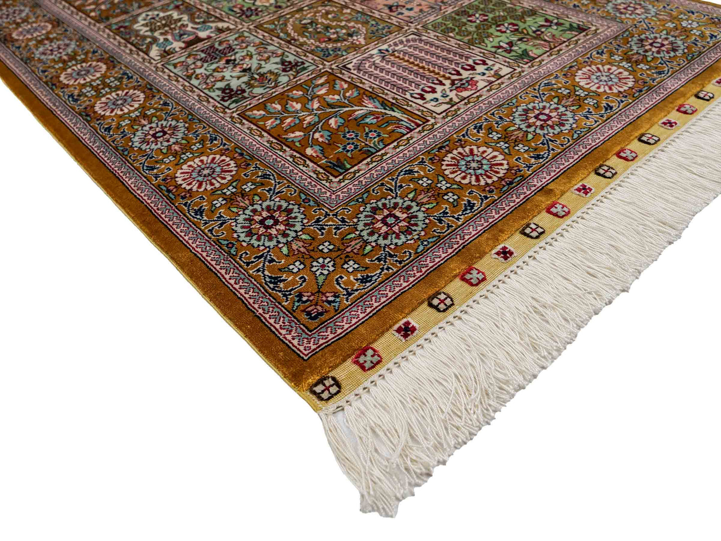 Sehr feiner, handgeknüpfter Khademi Orientteppich mit Ghom Design aus reiner Seide, braun, oliv. 93x63 cm. Vertrieb durch Jupiter Intl.